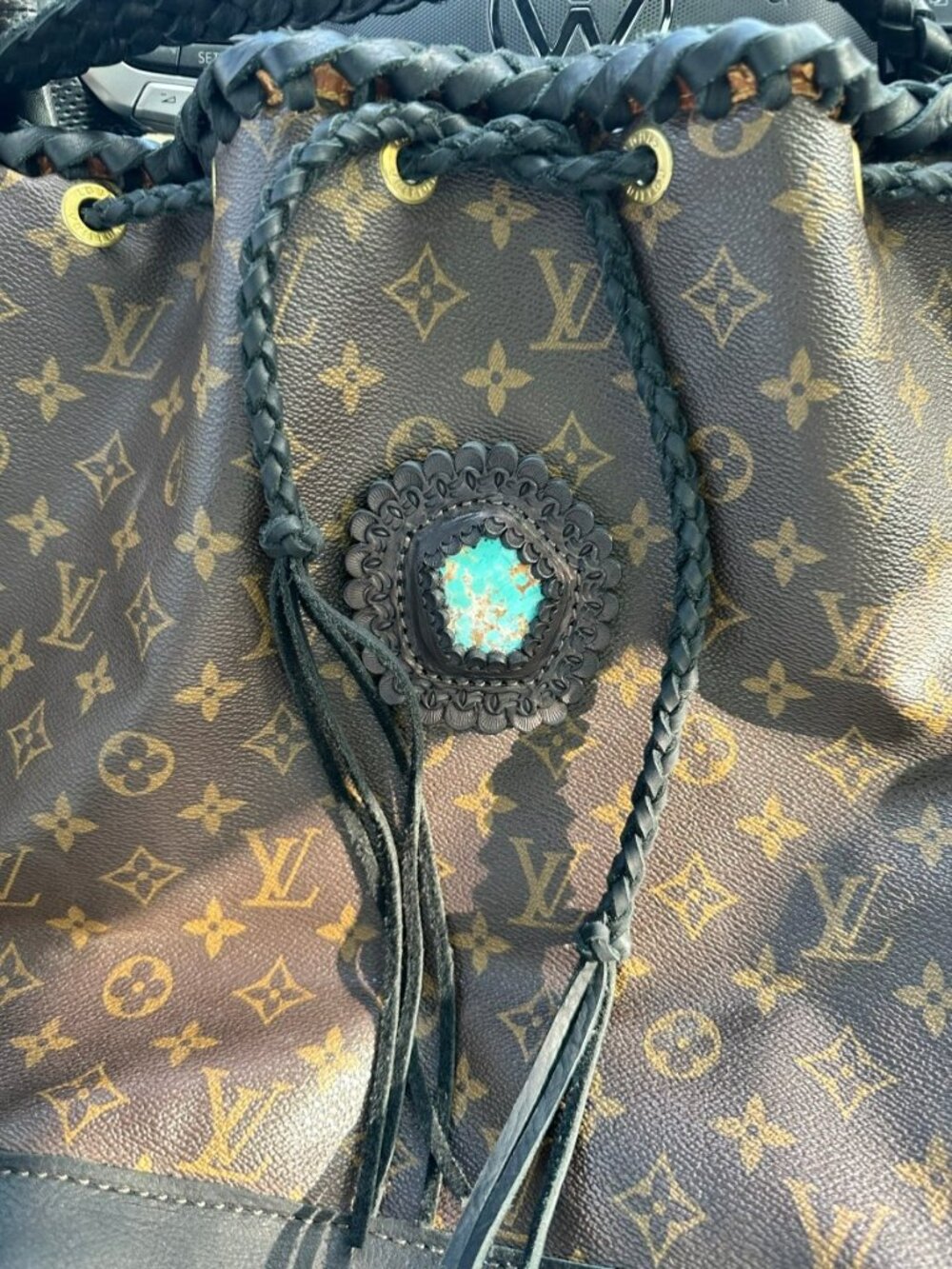 Custom Western Louis Vuitton GM Noé Shoulder Bag with Large Turquoise Stone - Picture 4 of 8